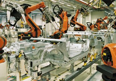 库卡机器人手臂在莱比锡宝马提供点焊。一个自动化行业4.0的一部分。通过宝马颂歌莱比锡- bmw-werk-leipzig.de照片