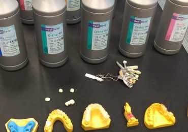3 d系统展示3 d印制牙科和NextDent材料,使它们成为可能。图片由科里克拉克。