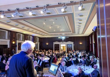 油炸Vancraen,实现创始人兼首席执行官在2018年的3 d印刷行业奖项。江南平台版江南平台版图片由业迈克尔蚀刻。