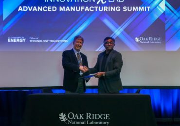 林肯电气汤姆·马修斯(左)和ORNL导演托马斯结合签署协议,推进大型金属添加剂制造技术在美国能源部先进制造ORNL InnovationXLab峰会。照片通过吉纳维芙马丁/橡树岭国家实验室。