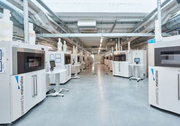 一个工厂由Streamics 8。通过实现照片。