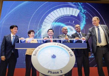 官员Rolls-Royce@NTU公司实验室的开放二期。照片通过南大新加坡