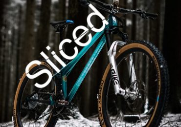 Huhn周期的切片标志上的新越野车3 d印刷自行车。