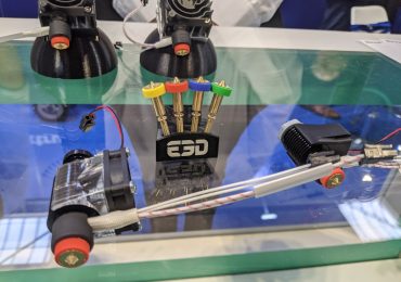 新Revo六(左),Revo微(右)、喷嘴和四个。业照片由Michael蚀刻/ 3 d印刷行业。江南平台版江南平台版