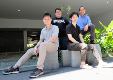 南大研究小组的成员包括(唐森,站)Lim剑回族,谭明珍教授Andrew Ting(唐森,坐在)和诺埃尔。照片通过南大新加坡。