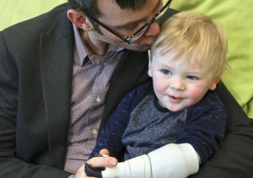 本·瑞安和他2岁的儿子索尔用3D打印的假肢手臂。本·瑞安在Indiegogo网站上提供的图片