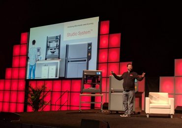 Ric费洛浦用桌面的首席执行官金属礼物想打印。江南平台版图片由业迈克尔蚀刻。