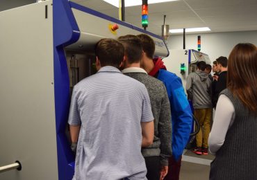 学生迷住了激光烧结过程;很优雅的观看。