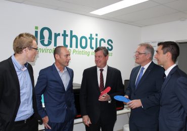 iOrthotics团队和澳大利亚政客们在推出3 d打印EnviroPoly鞋垫。