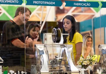 Leroy Merlin Bricolab内的ZMorph VX多工具3D打印机。照片通过3D Criar