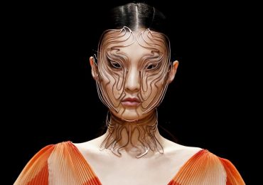 戴着“Cellchemy”面具的模特特写。图片来自Iris van Herpen。