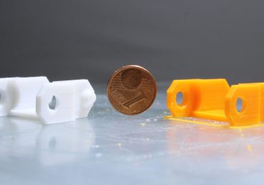 带有颗粒挤出机的3D打印部件(右)。左边的对比部分是用Ender 3打印的。图像通过homofaciens。