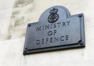 英国国防部签字。图片来自国防部。