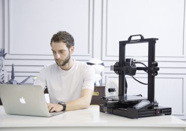 特色图片显示有人使用Creality CR6-SE 3D打印机。图片来自Creality。