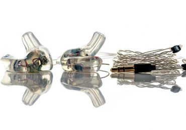 ACS定制的入耳设备使用3D Systems的图4独立。图像通过3Dsystems。