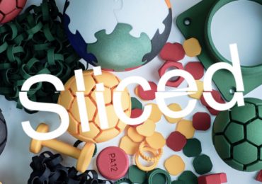 打印部件在理光3D的新材料，PA2200尼龙12。图片来源:理光3D