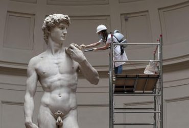 17英尺高的大卫雕像被修复在佛罗伦萨的学院博物馆。图片来自ANSA
