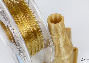 近距离的Kimya的PEKK灯丝旁边的3D打印PEKK对象。图片来源:3DGence