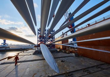 前往布洛克岛海上风电场的涡轮机叶片。