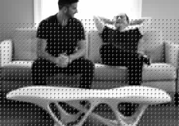 sliicab的Diego Taccioli和Arthur Azoulai坐在精致密度表旁。图片来自sliicab。