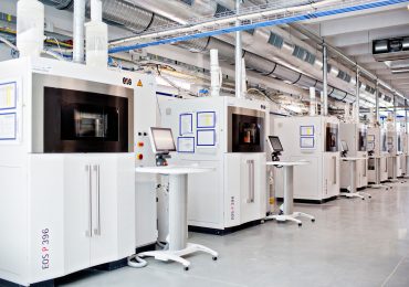 一个充满EOS聚合物3D打印机的制造设施。江南体育娱乐官方网站照片来自EOS。