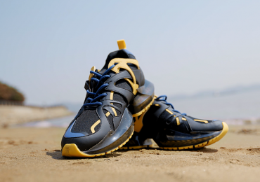 Me Next在沙滩上的3D打印运动鞋。