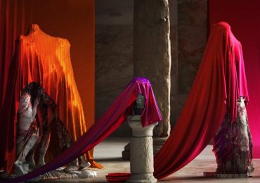 三个用缎面床单盖着的雕像。