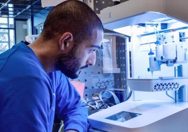 一位科学家正在使用CELLINK 3D生物打印机。