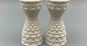 3 d印制陶瓷火箭喷嘴印在通量较低的核心收缩硅酸铝(LS-AS)树脂。通过增强照片。