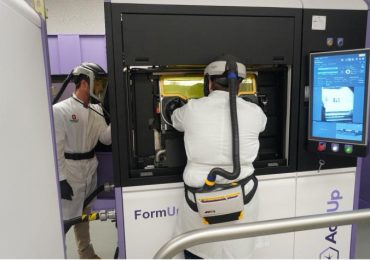 CDME工程师使用他们新安装的AddUp 3D打印机。