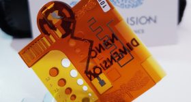 加法制造电子(AME)使用纳米尺寸的蜻蜓机器生产。通过纳米尺寸的照片。