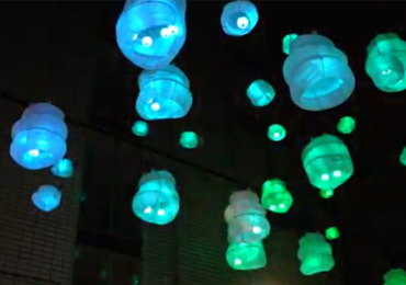 贝尔法斯特白色酒馆外的广场上悬挂着海洋球灯。图片来自Ultimaker。