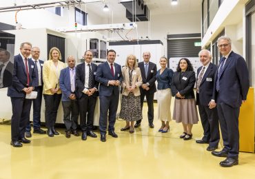 与澳大利亚贸易和工业部长Stuart Ayres(左六)出席悉尼制造中心揭幕仪式。