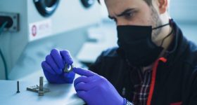 JPB Systeme工程师评估质量的3 d打印航空原型。