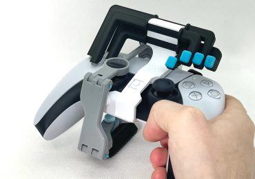 这两个3D打印适配器结合在PS5 DualSense控制器上。图片来源:Akaki Kuumeri/Prusa Print江南体育娱乐官方网站ers