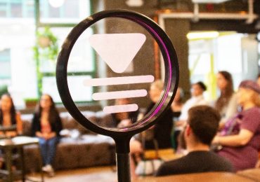 3D打印女性在3D打印标志。江南平台版江南平台版照片通过妇女在3D打印。江南平台版江南平台版