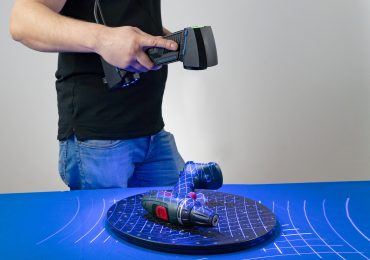 FreeScan UE Pro用于扫描电钻。图片来自Shining 3D。