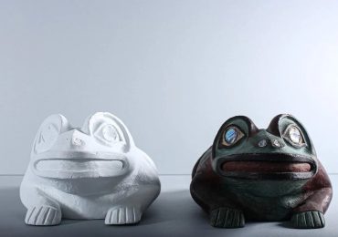 3D打印的Tlingit青蛙氏族头盔(左)和原始神器(右)。图片来自UMaine。