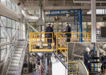 工程师在IperionX试验设施。通过IperionX照片。