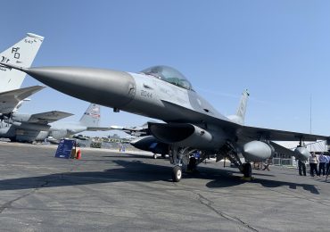 一架F-16C战斗机在范堡罗国际航展上展出。Paul Hanaphy拍摄。