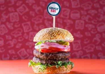 来自SavorEat机器人厨师的素食汉堡。图片来自SavorEat。