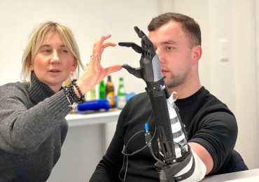 乌克兰士兵Vitalii Ivashchuk和他的3D打印手臂。图片来自梅林达·哈林，超人中心。