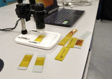 研究人员的3D打印天线。图片来自谢菲尔德大学。