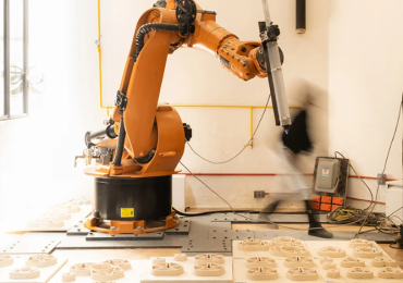 库卡KR-150机械臂在MANUFACTURA的工作室车间。图片来自Enrique Aguilar, MANUFACTURA。