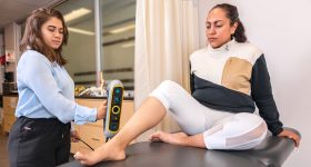 三维扫描病人的腿要创建一个自定义压缩服装。通过皮的3 d照片。