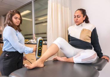 三维扫描病人的腿要创建一个自定义压缩服装。通过皮的3 d照片。