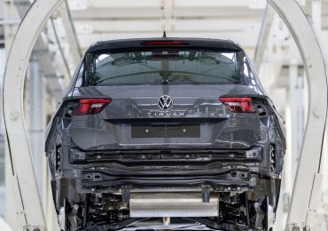 一辆大众途欢在生产线上。照片通过大众集团