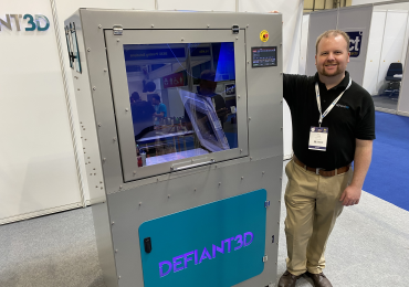 Defiant3D创始人加里·凯恩斯与新Defiant200。图片由3 d印刷行江南平台版业江南平台版