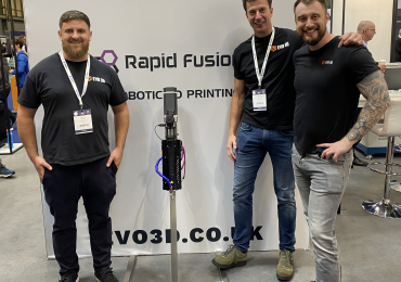 Evo3D的研发主管马丁•朱厄尔运营总监马丁木材,营销总监杰克与新的快速融合PE 320。图片由3 d印刷行江南平台版业江南平台版