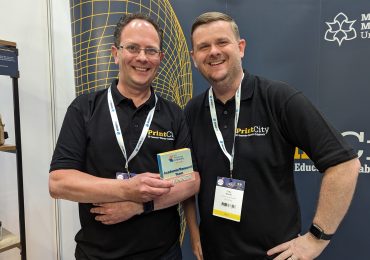 唐森卡尔博士潜水员,PrintCity主任和技术专家加里•布勒。业通过迈克尔照片蚀刻。